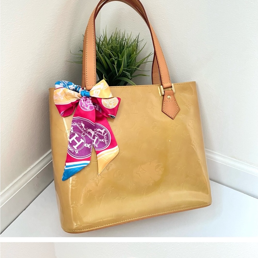 ✅AUTHENTIC✅LOUIS VUITTON VERNIS YELLOW SHOULDER